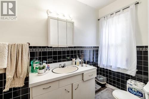 46 Knox Ave, Sault Ste Marie, ON - Indoor Photo Showing Bathroom