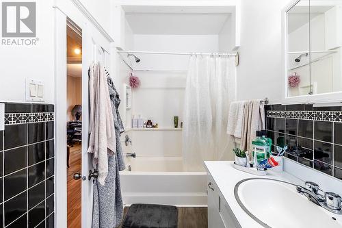 46 Knox Ave, Sault Ste Marie, ON - Indoor Photo Showing Bathroom