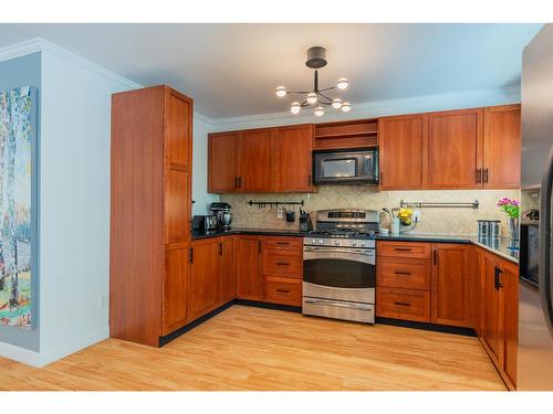 1845 Third Street, Fruitvale, BC - Indoor Photo Showing Kitchen