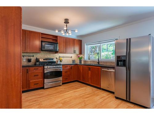 1845 Third Street, Fruitvale, BC - Indoor Photo Showing Kitchen