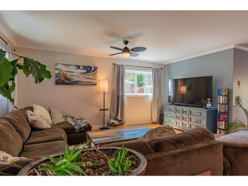 1845 Third Street, Fruitvale, BC - Indoor Photo Showing Living Room