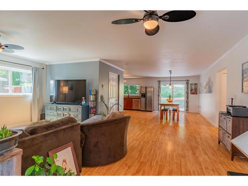 1845 Third Street, Fruitvale, BC - Indoor Photo Showing Living Room