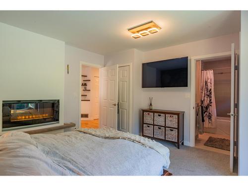 1845 Third Street, Fruitvale, BC - Indoor With Fireplace