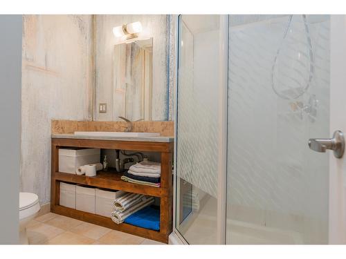 1845 Third Street, Fruitvale, BC - Indoor Photo Showing Bathroom