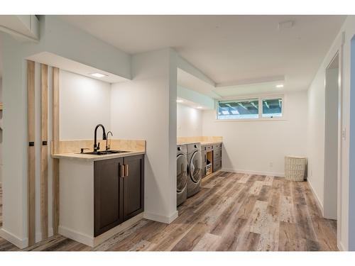 1845 Third Street, Fruitvale, BC - Indoor Photo Showing Laundry Room