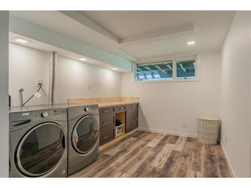 1845 Third Street, Fruitvale, BC - Indoor Photo Showing Laundry Room