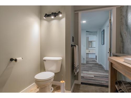 1845 Third Street, Fruitvale, BC - Indoor Photo Showing Bathroom