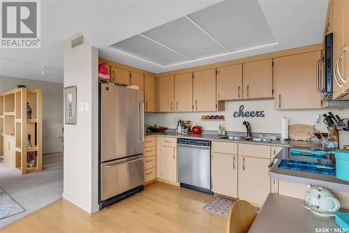 860 424 Spadina Crescent E, Saskatoon, SK - Indoor Photo Showing Kitchen With Double Sink