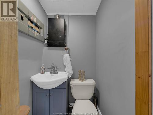 910 Jefferson Boulevard, Windsor, ON - Indoor Photo Showing Bathroom