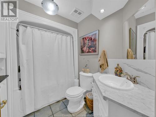 910 Jefferson Boulevard, Windsor, ON - Indoor Photo Showing Bathroom