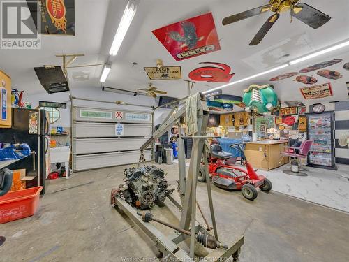 910 Jefferson Boulevard, Windsor, ON - Indoor Photo Showing Garage