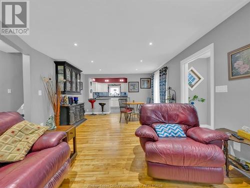 910 Jefferson Boulevard, Windsor, ON - Indoor Photo Showing Living Room