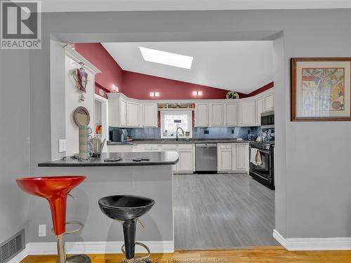 910 Jefferson Boulevard, Windsor, ON - Indoor Photo Showing Kitchen