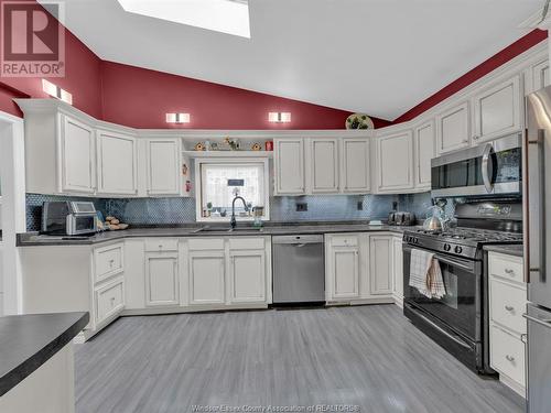 910 Jefferson Boulevard, Windsor, ON - Indoor Photo Showing Kitchen