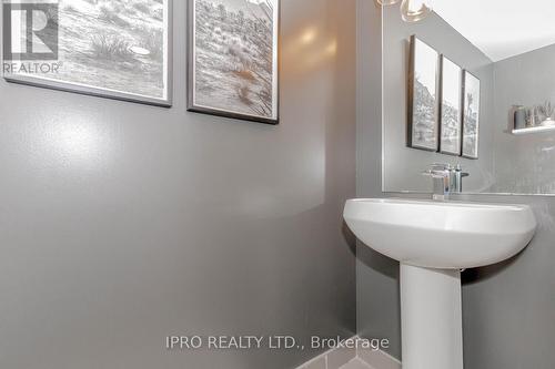 405 - 560 North Service Road, Grimsby, ON - Indoor Photo Showing Bathroom