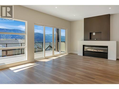 3309 Aspen Lane, Kelowna, BC - Indoor Photo Showing Living Room With Fireplace