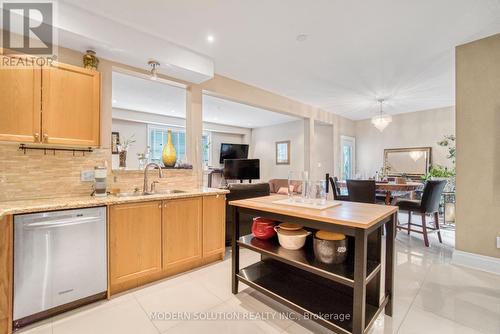 78 Laurier Avenue W, Richmond Hill (Oak Ridges), ON - Indoor Photo Showing Kitchen