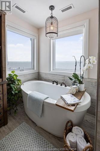 8748 Riverside Drive East, Windsor, ON - Indoor Photo Showing Bathroom