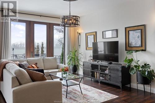 8748 Riverside Drive East, Windsor, ON - Indoor Photo Showing Living Room