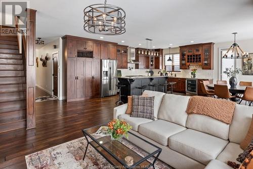 8748 Riverside Drive East, Windsor, ON - Indoor Photo Showing Living Room