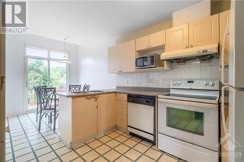 33 Halkirk Avenue, Kanata, ON - Indoor Photo Showing Kitchen