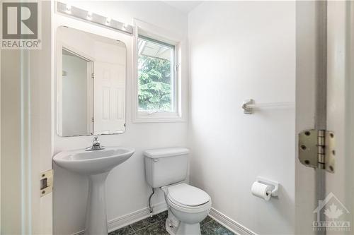 33 Halkirk Avenue, Kanata, ON - Indoor Photo Showing Bathroom