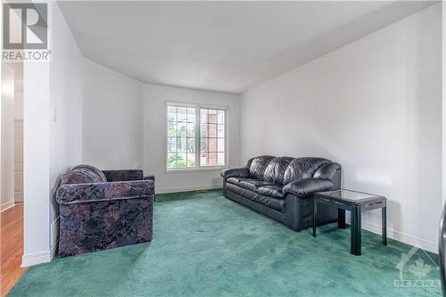 33 Halkirk Avenue, Kanata, ON - Indoor Photo Showing Living Room