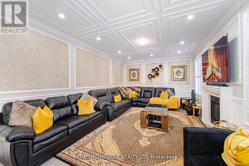 27 Balsdon Hollow, East Gwillimbury (Queensville), ON - Indoor Photo Showing Living Room