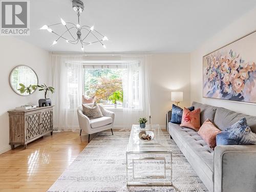 1585 Trotwood Avenue, Mississauga, ON - Indoor Photo Showing Living Room