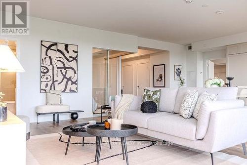 803 - 250 Lawrence Avenue, Toronto (Lawrence Park North), ON - Indoor Photo Showing Living Room