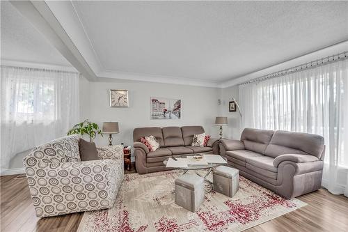 154 Gainsborough Road, Hamilton, ON - Indoor Photo Showing Living Room