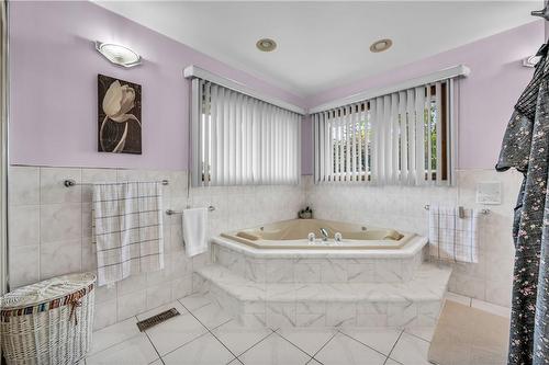 154 Gainsborough Road, Hamilton, ON - Indoor Photo Showing Bathroom