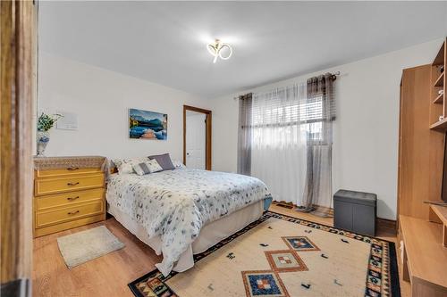 154 Gainsborough Road, Hamilton, ON - Indoor Photo Showing Bedroom