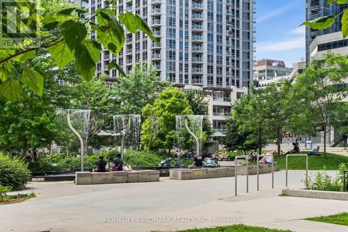 2403 - 386 Yonge Street, Toronto (Bay Street Corridor), ON - Outdoor