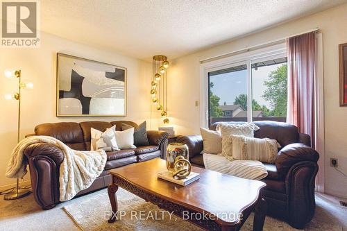 4 Cedar Glen, Grimsby, ON - Indoor Photo Showing Living Room