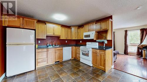 22 Cottonwood Bay, Regina, SK - Indoor Photo Showing Kitchen