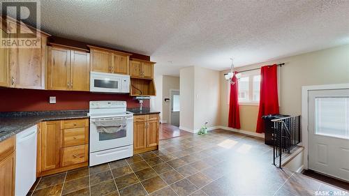 22 Cottonwood Bay, Regina, SK - Indoor Photo Showing Kitchen