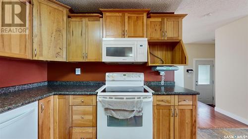 22 Cottonwood Bay, Regina, SK - Indoor Photo Showing Kitchen