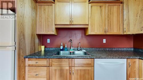 22 Cottonwood Bay, Regina, SK - Indoor Photo Showing Kitchen