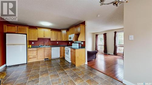 22 Cottonwood Bay, Regina, SK - Indoor Photo Showing Kitchen