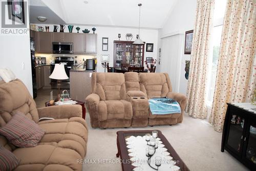 14 Lisbeth Crescent, Kawartha Lakes (Lindsay), ON - Indoor Photo Showing Living Room