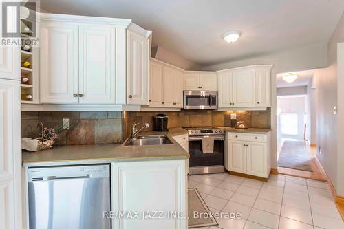 36 - 1610 Crawforth Street, Whitby (Blue Grass Meadows), ON - Indoor Photo Showing Kitchen With Double Sink