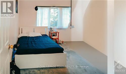 1327 Brookline Avenue, Ottawa, ON - Indoor Photo Showing Bedroom