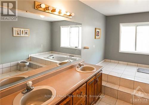 1327 Brookline Avenue, Ottawa, ON - Indoor Photo Showing Bathroom