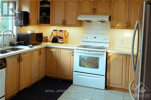 1327 Brookline Avenue, Ottawa, ON - Indoor Photo Showing Kitchen With Double Sink