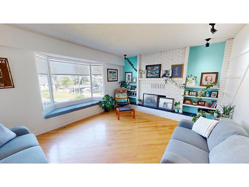 804 30Th Avenue S, Cranbrook, BC - Indoor Photo Showing Living Room