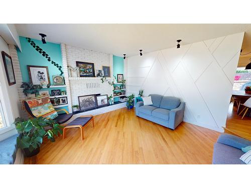 804 30Th Avenue S, Cranbrook, BC - Indoor Photo Showing Living Room With Fireplace