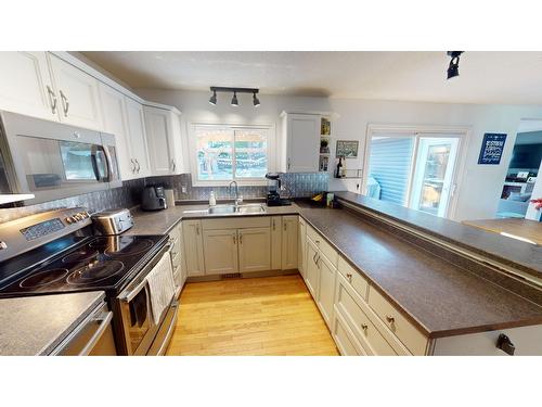 804 30Th Avenue S, Cranbrook, BC - Indoor Photo Showing Kitchen With Double Sink