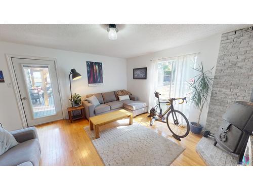 804 30Th Avenue S, Cranbrook, BC - Indoor Photo Showing Living Room