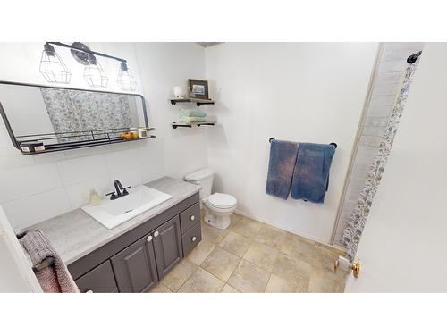 804 30Th Avenue S, Cranbrook, BC - Indoor Photo Showing Bathroom